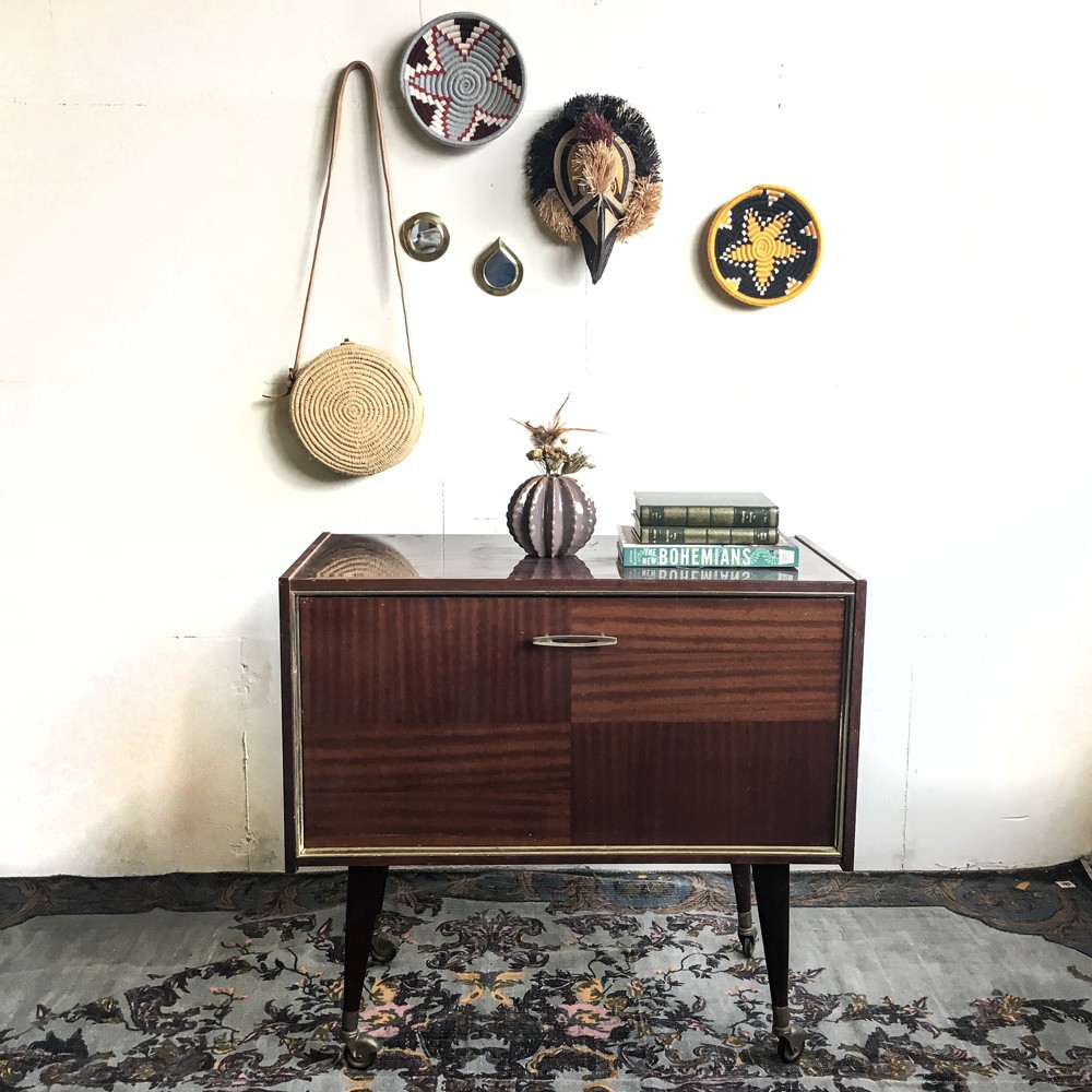 Vintage petit buffet mini bar sur pieds a roulettes formica bois sombre details dore porte a rabat compartiment interieur inspiration 70 deco vintage retro meuble ancien chine brocant