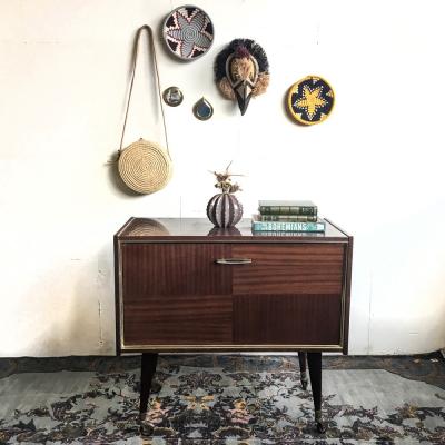 Vintage petit buffet mini bar sur pieds a roulettes formica bois sombre details dore porte a rabat compartiment interieur inspiration 70 deco vintage retro meuble ancien chine brocant
